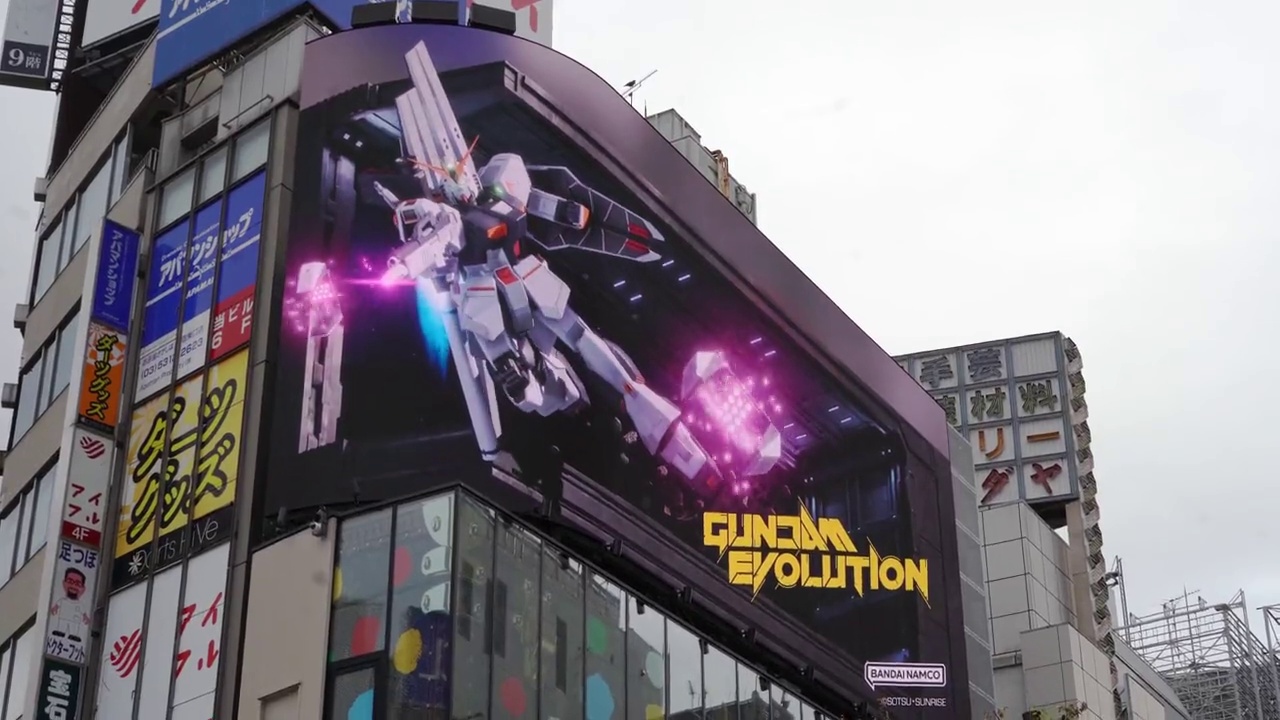 为纪念《高达 进化》主机版上线，万代南梦宫在新宿站东口放出3D宣传片