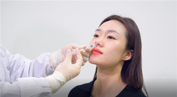 中国首个鼻喷流感病毒载体新冠疫苗获批紧急使用！