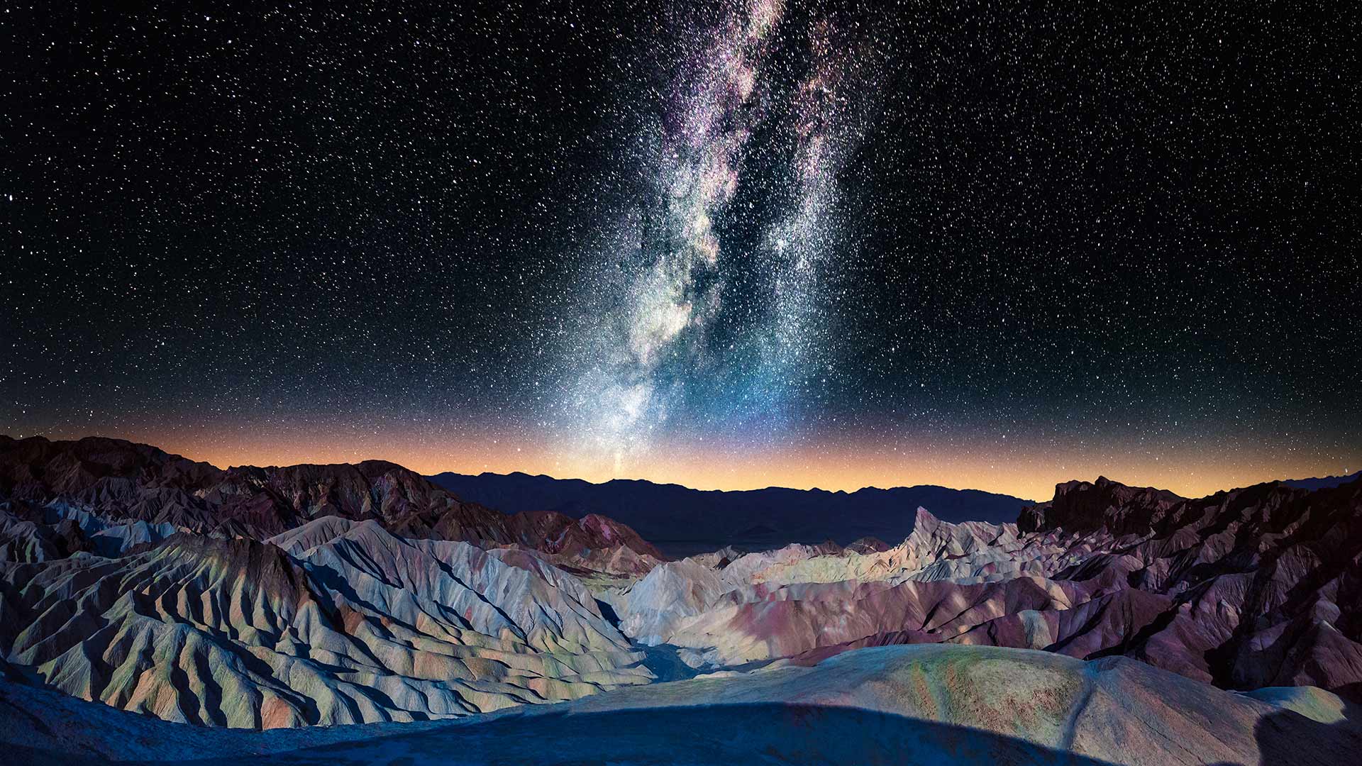 微软壁纸探索世界0211-死亡谷扎布里斯基角上空的银河（Death Valley）