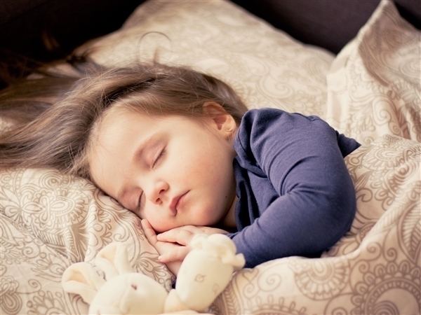 什么样的睡觉姿势对脊椎最好，年轻人选择躺平！